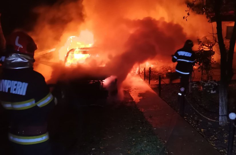 Două mașini parcate într-o gospodărie, distruse în urma unui incendiu