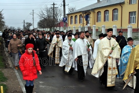 Zeci De Credinciosi Si Preoţi In Pelerinaj De Florii La Ziare